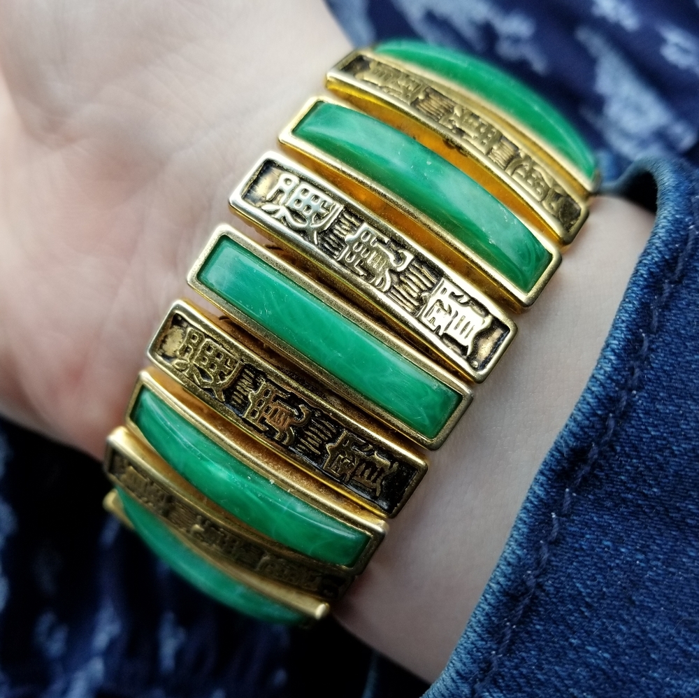 Relisted - vintage green and gold expansion bracelet Chinese characters theme - Picture 1 of 10